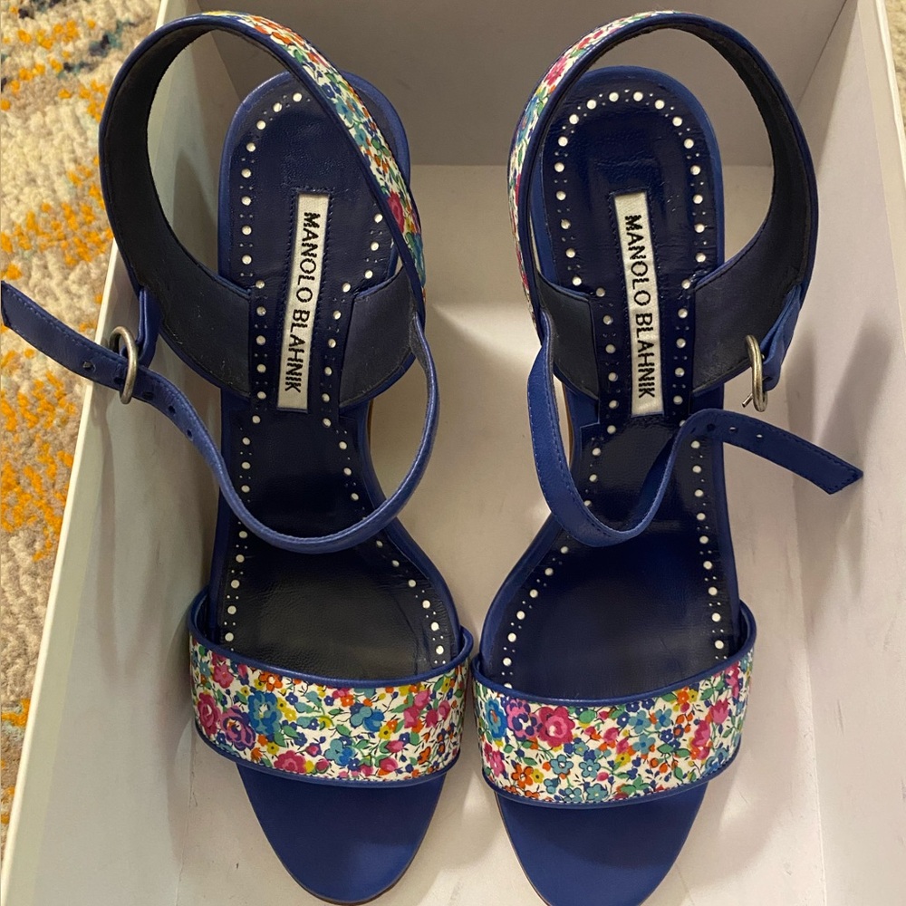 NWOT Manolo Blahnik Blue Floral Heels